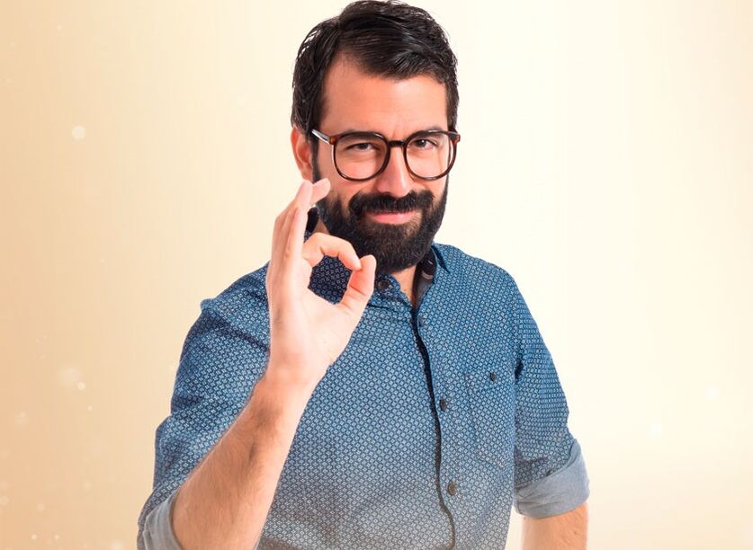 Mann ist zufrieden mit Penisvergrößerung mit Limonade