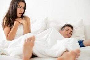 Frau überrascht von vergrößertem Penis eines Mannes